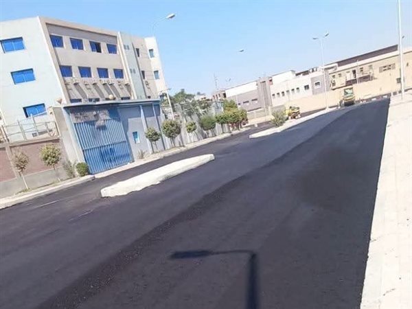 استمرار أعمال الرصف ورفع كفاءة طرق المنطقة الصناعية بمدينة العبور
