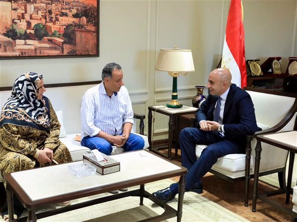 وزير التعليم يكرّم مديري مدرستين تقديرًا للعطاء ويؤكد كرامة المعلمين خط أحمر