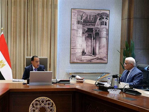 رئيس الوزراء يتابع تسوية مديونية «القابضة للغزل والنسيج» للتأمينات