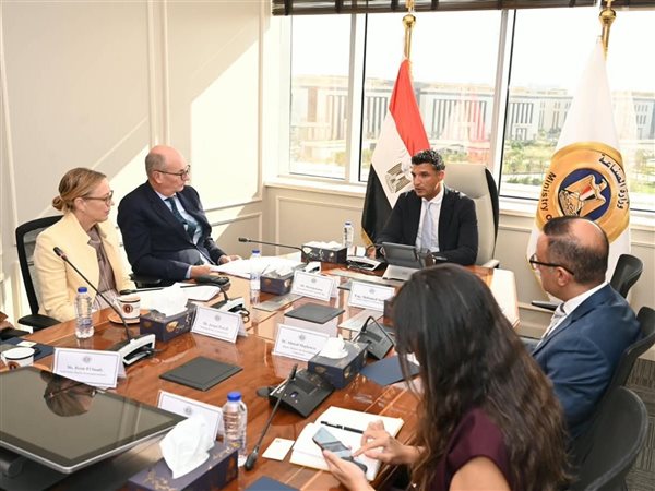 وزير الصناعة يبحث مع البنك الأوروبي دعم الطاقة المتجددة وترشيد المياه وتمويل المشروعات الصغيرة