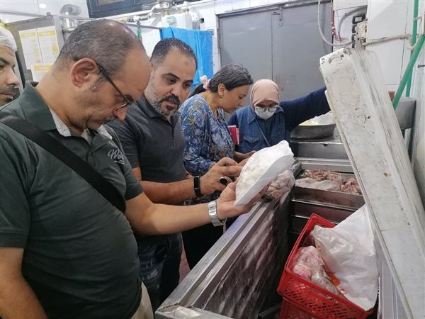 تموين القاهرة يضبط 302 مخالفة ويصادر كميات كبيرة من السلع مجهولة المصدر