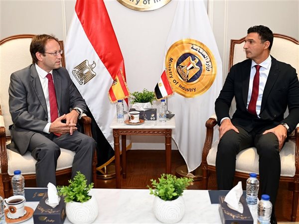 وزير الصناعة يبحث مع سفير إسبانيا لدى مصر سبل تعزيز التعاون الصناعي المشترك