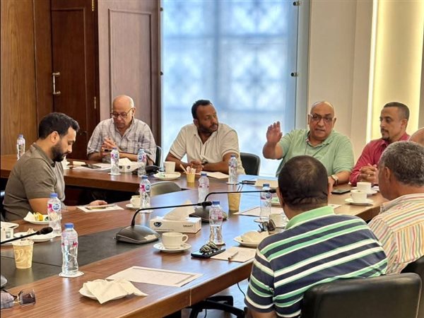 لجنة الملابس بالإسكندرية تبحث تيسير تراخيص المحال وتواجه انتشار الملابس الاقتصادية والمهربة بالأسواق