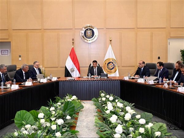 وزير الصناعة: خارطة طريق جديدة لقطاع الأسمنت لتحقيق استقرار السوق وزيادة الصادرات