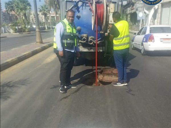 مياه القناة تواصل أعمال تطهير شبكات الصرف الصحي بحي الشرق في بورسعيد
