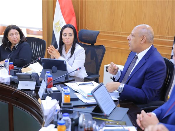 وزيرة التضامن تناقش تطوير خدمات بنك ناصر وتعزيز الأداء