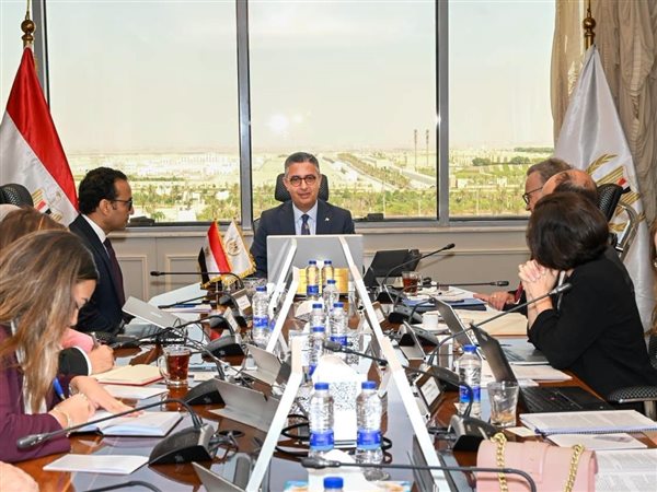 وزير التموين يبحث مع وفد بنك الاستثمار الأوروبي التعاون في إنشاء وتطوير مركز لوجيستي متكامل للحبوب