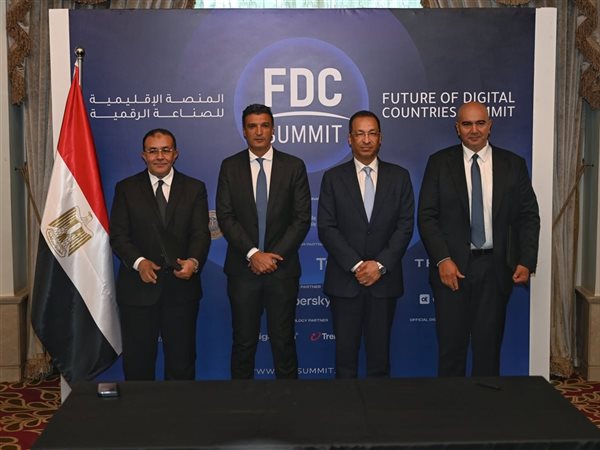 وزيرا الصناعة والاتصالات يشهدان توقيع بروتوكول بين مركز تحديث الصناعة وشركة 