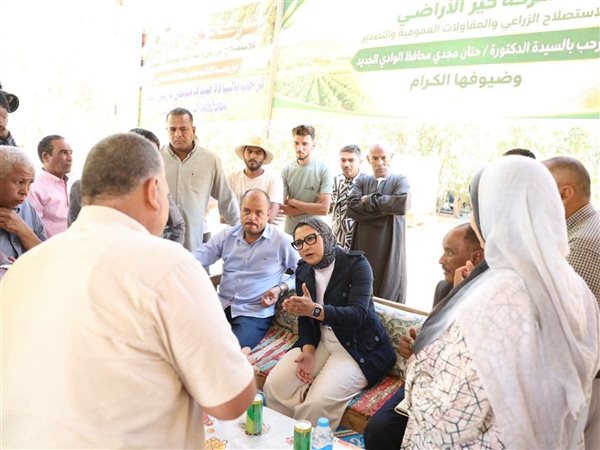 محافظ الوادي الجديد تبحث مطالب مزارعي ومستثمري بحيرة باريس وتوجه بحلول عاجلة