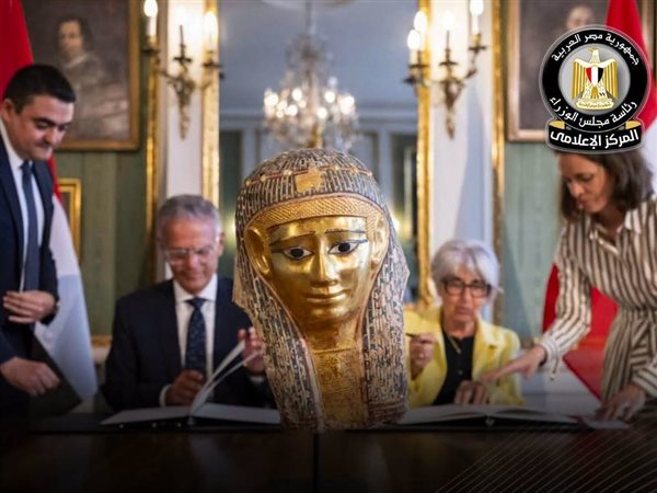 مصر تسترد قناع مومياء ذهبي أثري من سويسرا بعد خروجه بطرق غير مشروعة