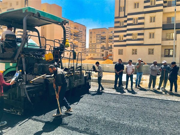 رئيس جهاز حدائق العاصمة يتابع أعمال رصف طريق R2 ويحذر من أي تباطؤ
