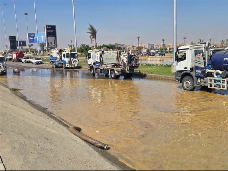 كسر بخط مياه بطريق