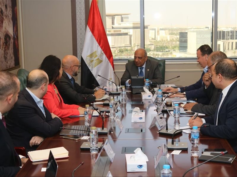 وزير الكهرباء يبحث
