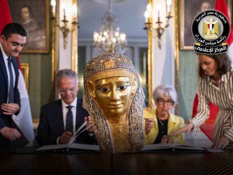 مصر تسترد قناع مومياء ذهبي أثري من سويسرا 