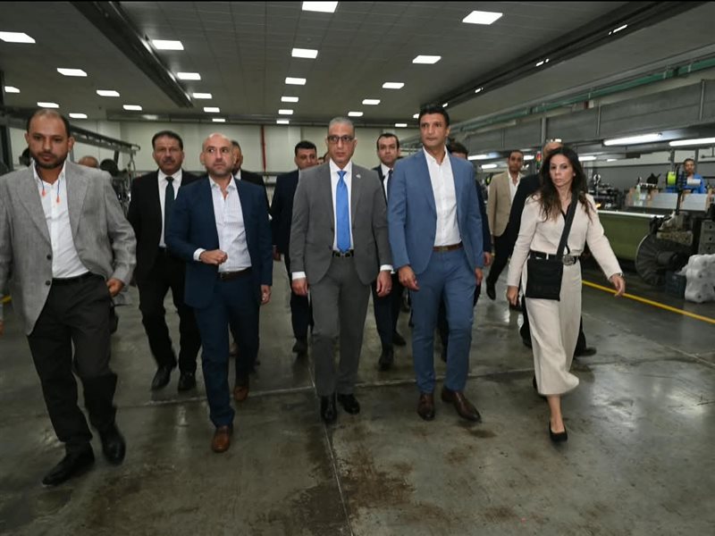 وزير الصناعة يتفقد مصانع الغزل والنسيج بمدينة 6 أكتوبر