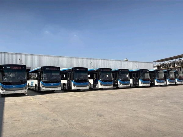 تسليم 20 أتوبيسًا كهربائيًا لوزارة النقل لدعم منظومة BRT على الطريق الدائري