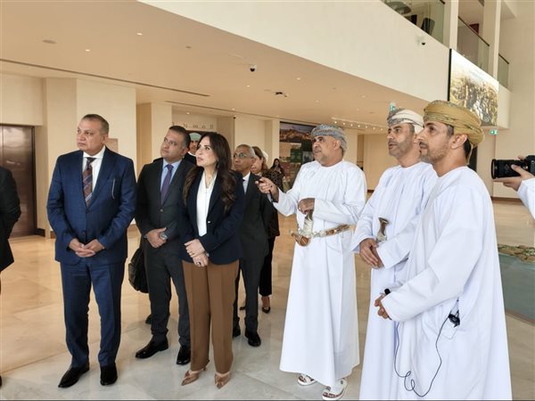 وزيرة الإسكان ونظيرها العُماني يتفقدان مركز التجربة والمبيعات بمدينة السلطان هيثم