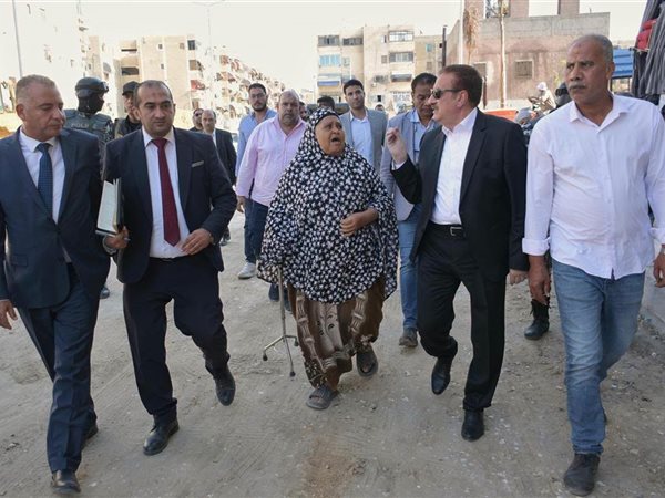 خلال جولته الميدانية.. محافظ بورسعيد يستجيب لسيدة تستغيث من مرض حفيدها المصاب بشلل دماغي