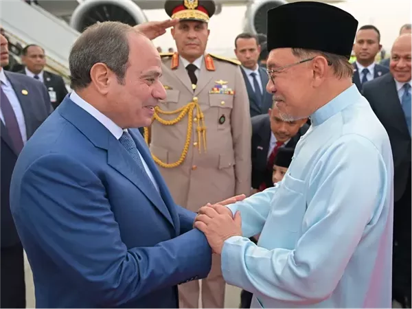 مصر وماليزيا تبحثان تعزيز الشراكة الاقتصادية والاستثمارية وتكثيف التنسيق السياسي.. والسلطان إبراهيم يمنح الرئيس المصري أرفع وسام اتحادي ماليزي