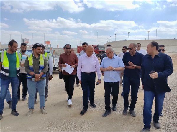 نائب وزيرة الإسكان يتابع تنفيذ أعمال البنية التحتية وفتح الطرق بالامتداد الغربي لمدينة الشروق