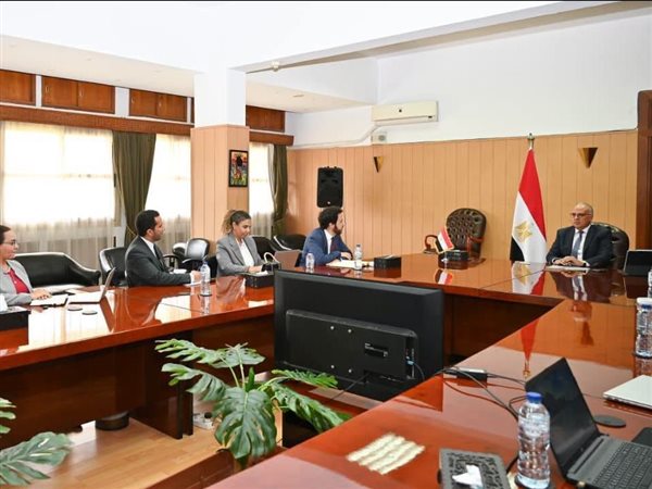 وزير الري يبحث مع البنك الأوروبي تمويل مشروعات حماية الشواطئ وتطوير محطات الرفع