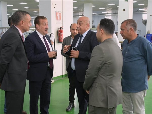  محافظ بورسعيد يتفقد مصنع أفينا للأدوات الكهربائية ويوجه بتعزيز الاستثمار وزيادة الإنتاج المحلي