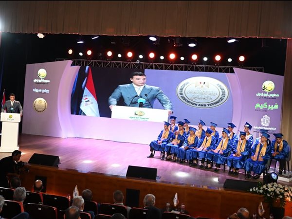 وزير الصناعة يسلم شهادات التخرج وعقود العمل لأول دفعة من مدرسة أبو زعبل للتكنولوجيا التطبيقية