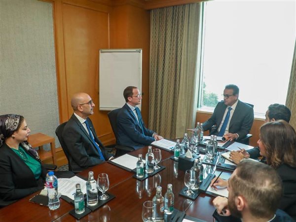 وزير الصحة يبحث مع«فايزر» توطين لقاح المكورات الرئوية وتوفير علاجات الأورام والأمراض النادرة