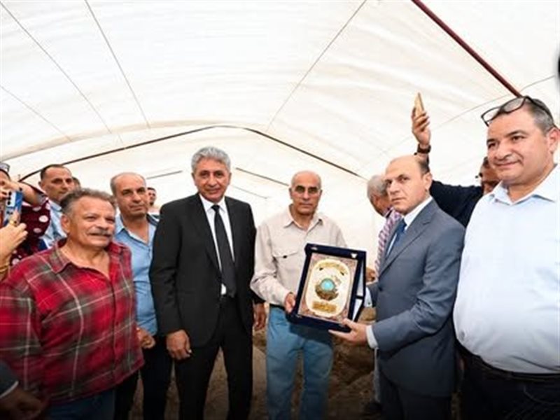وزير السياحة يهدي