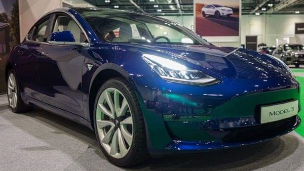 السيارة Tesla Model