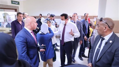 وزير الصحة يتفقد مستشفى 15 مايو النموذجي ويشيد بالتزام العاملين وانتظام سير العمل 